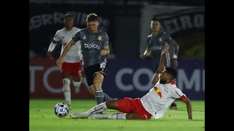 Cầu thủ của Platense đang tạo ra khoảnh khắc ấn tượng trước phòng ngự của Deportivo Riestra Cầu thủ của Platense đang tạo ra khoảnh khắc ấn tượng trước phòng ngự của Deportivo…