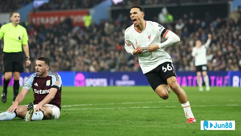 Cầu thủ Liverpool với bóng chạy qua sân đấu đầy kịch tính trong trận đấu với Aston Villa Cầu thủ Liverpool với bóng chạy qua sân đấu đầy kịch tính trong trận đấu với Aston Villa