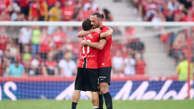 Cầu thủ của Real Oviedo sử dụng kỹ thuật đi bóng qua cầu thủ Mallorca trước khán đài đầy khán giả Cầu thủ của Real Oviedo sử dụng kỹ thuật đi bóng qua cầu thủ Mallorca trước khán đài đầy…