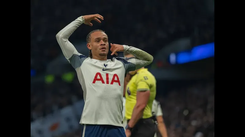 Cầu thủ Tottenham với sự quyết tâm nỗ lực vượt qua phòng ngự Slavia Prague trên sân cỏ Cầu thủ Tottenham với sự quyết tâm nỗ lực vượt qua phòng ngự Slavia Prague trên sân cỏ