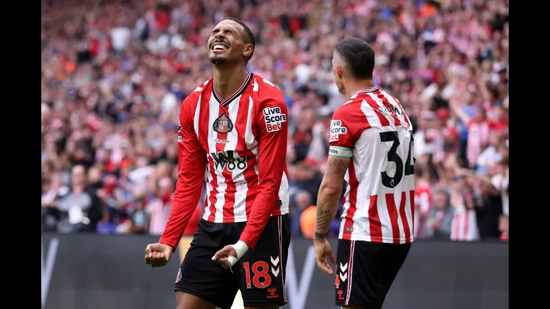 Brentford và Sunderland giao đấu trên sân cỏ Brentford và Sunderland giao đấu trên sân cỏ