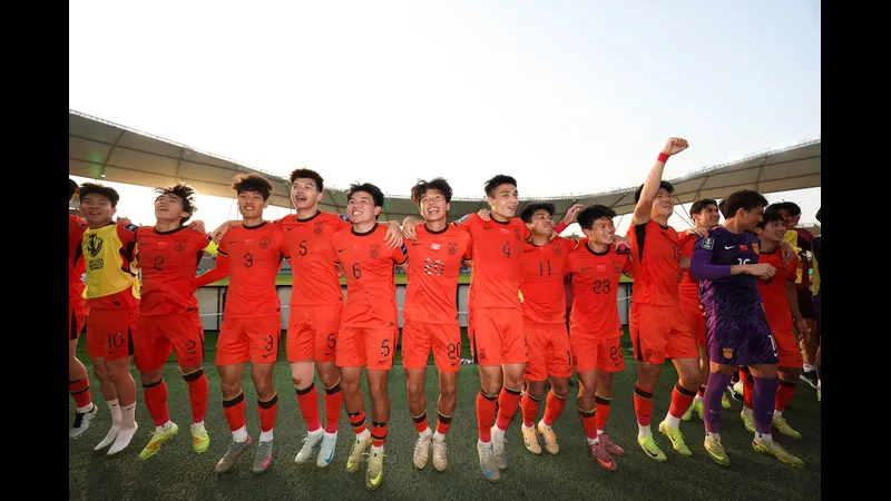 Cầu thủ U23 Trung Quốc và U23 Nhật Bản tranh chấp bóng trên sân - Thông tin lực Cầu thủ U23 Trung Quốc và U23 Nhật Bản tranh chấp bóng trên sân - Thông tin lực